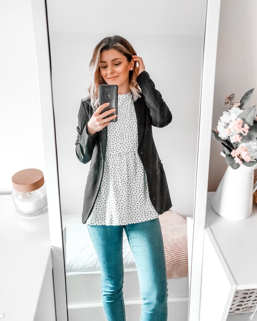polka dot white top with skinny jeans and black blazer
