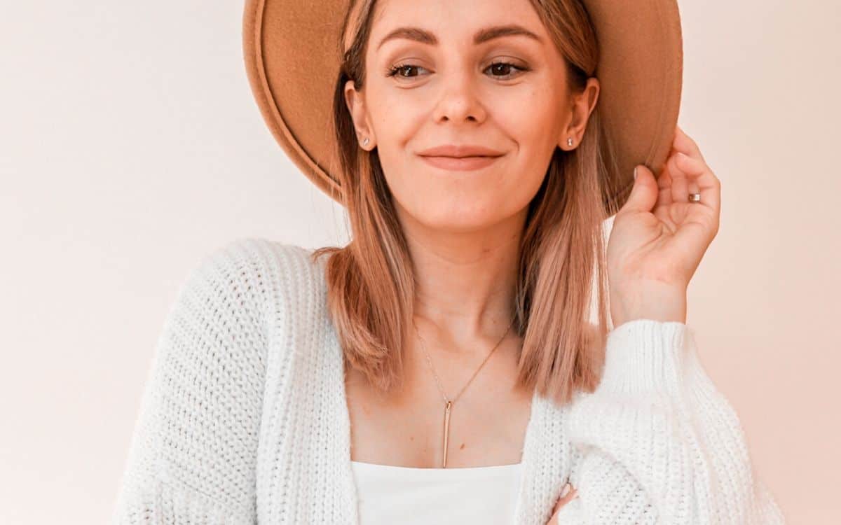 camel hat dainty necklace and chunky cardigan outfit