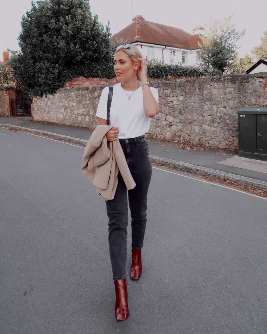 47 Instagram Poses Ideas for Influencers