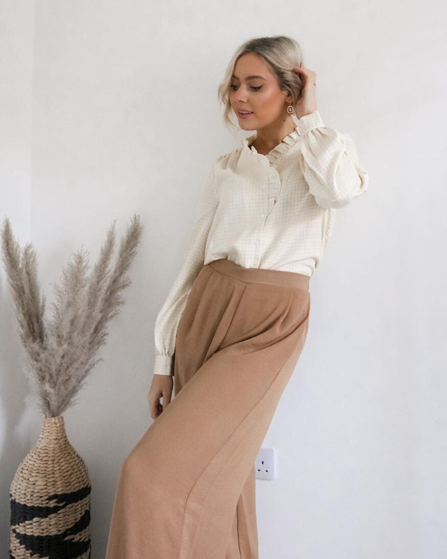 47 Instagram Poses Ideas for Influencers