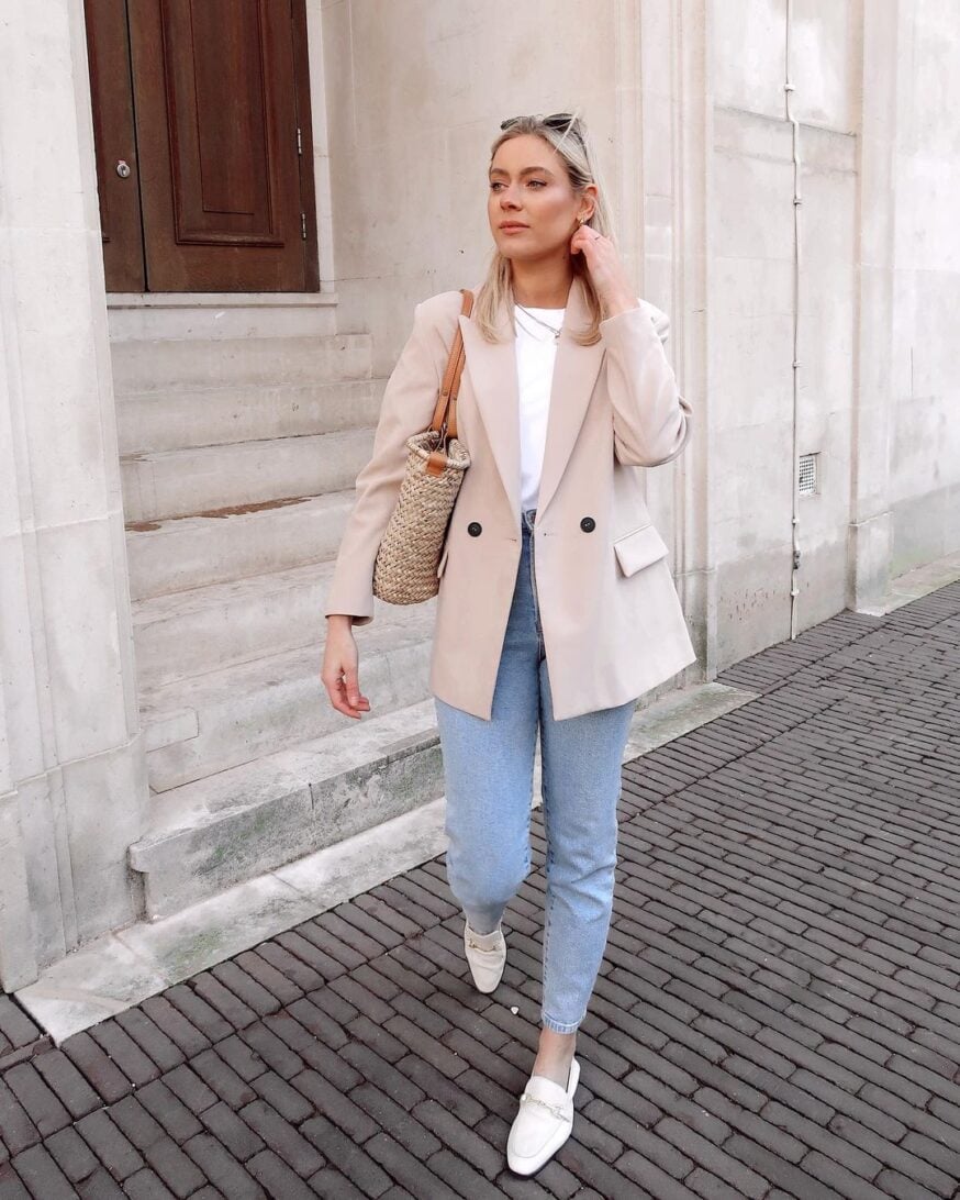 47 Instagram Poses Ideas for Influencers