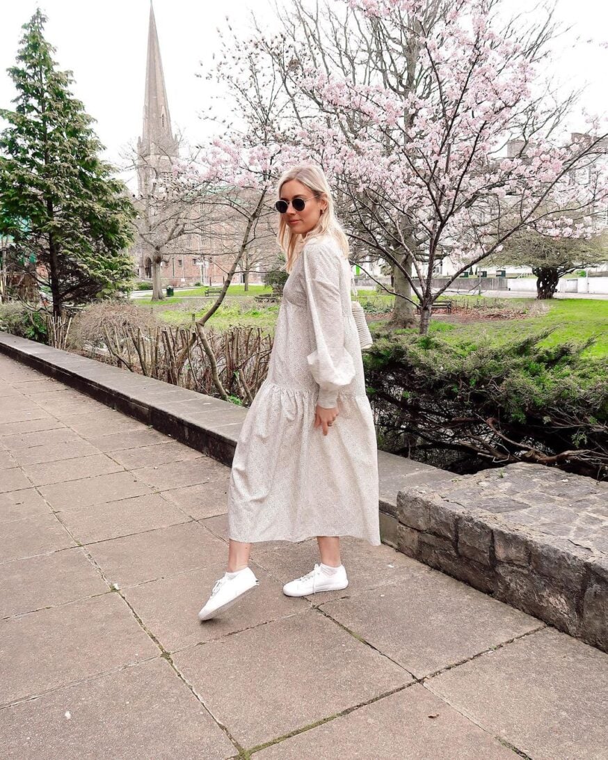 47 Instagram Poses Ideas for Influencers