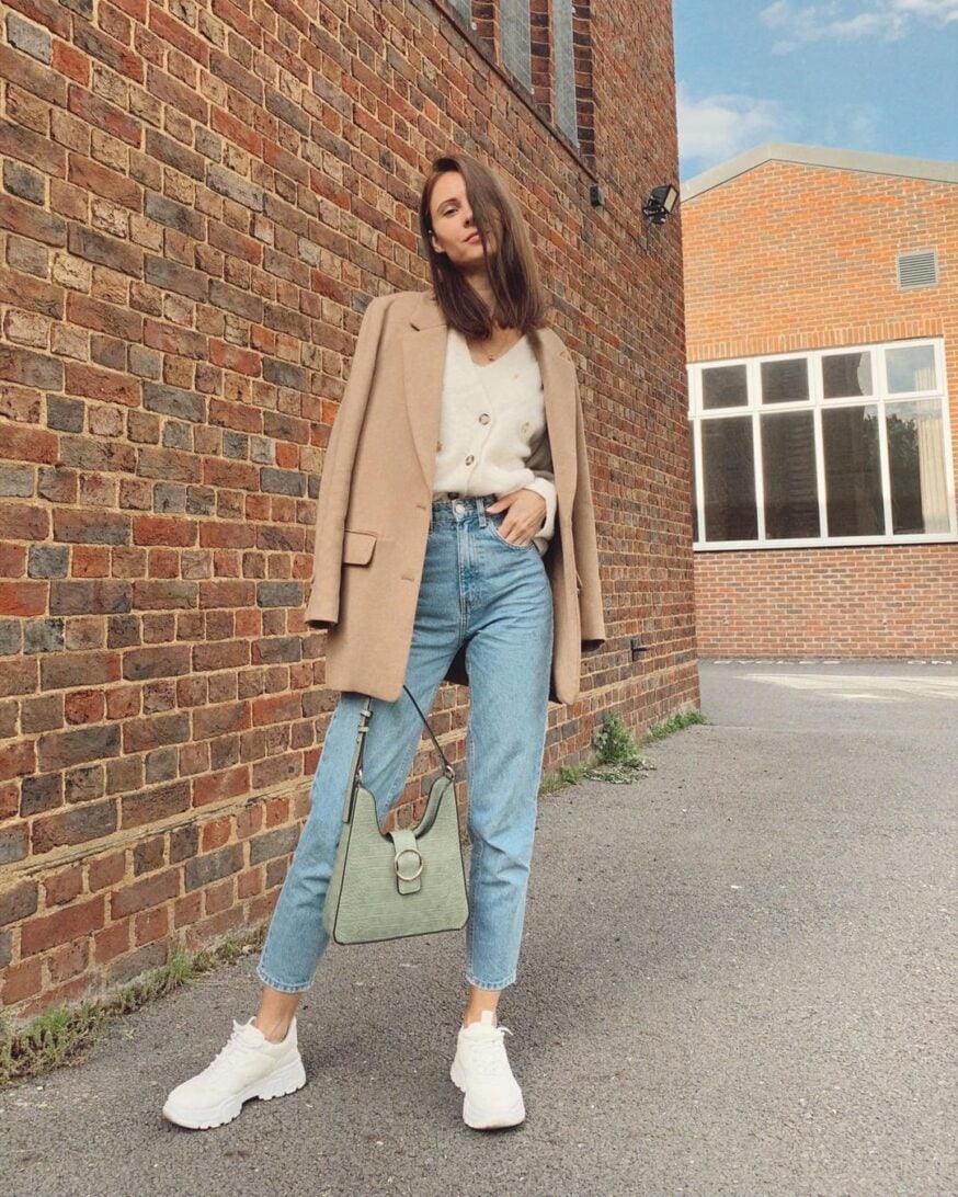 47 Instagram Poses Ideas for Influencers
