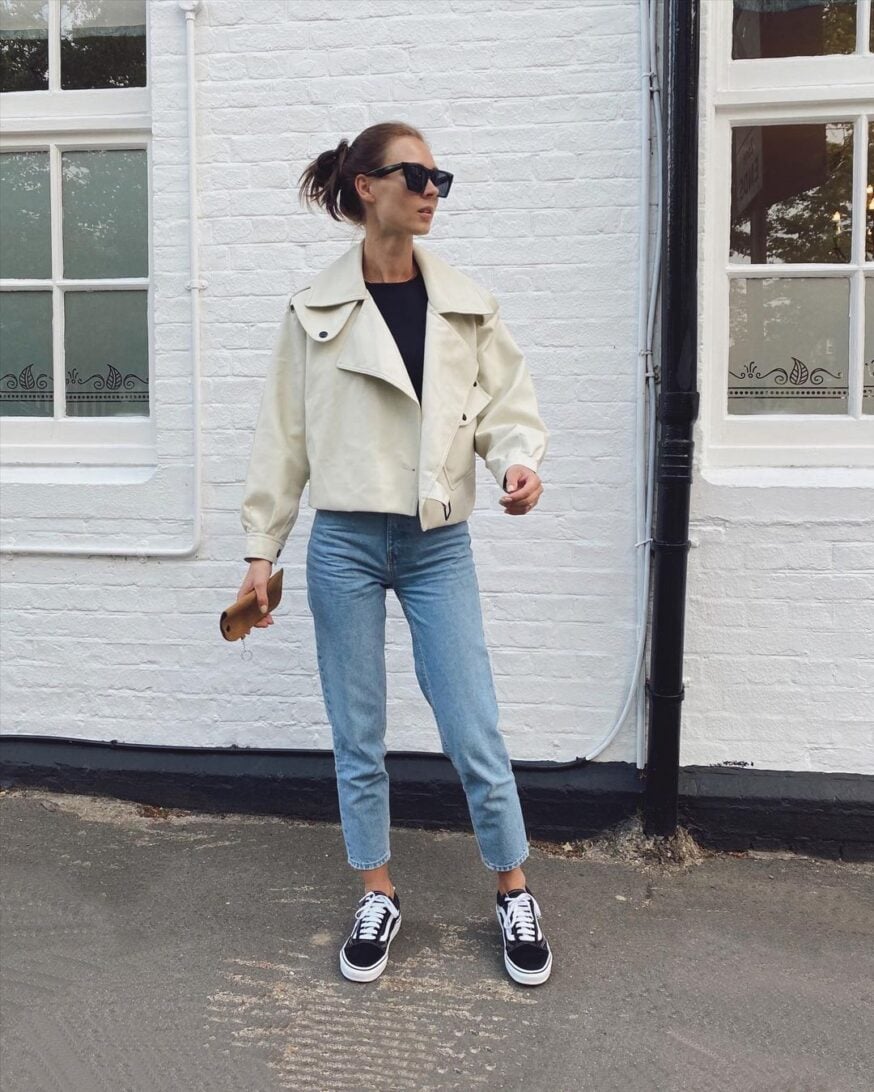47 Instagram Poses Ideas for Influencers