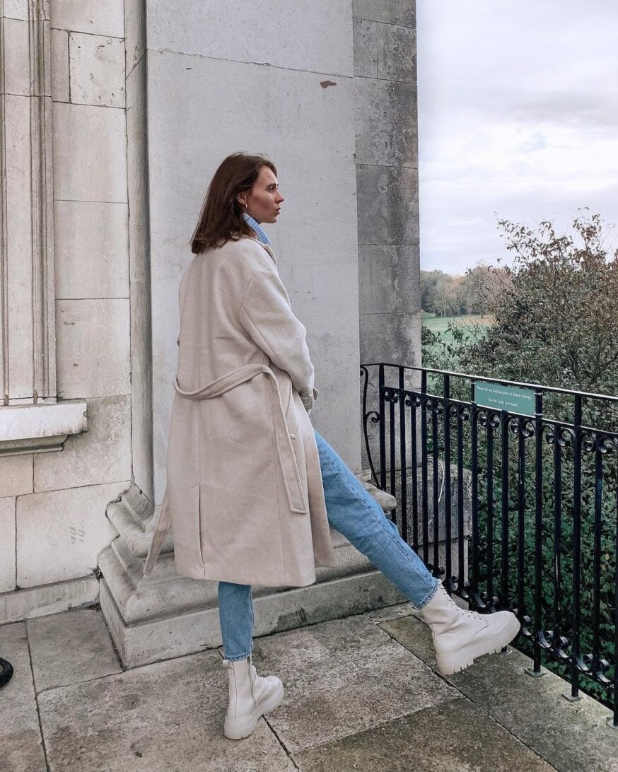 47 Instagram Poses Ideas for Influencers