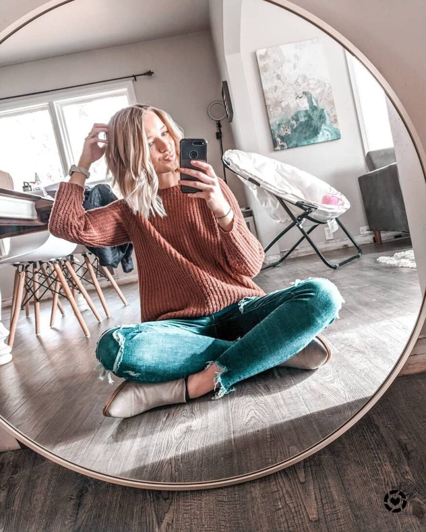 47 Instagram Poses Ideas for Influencers