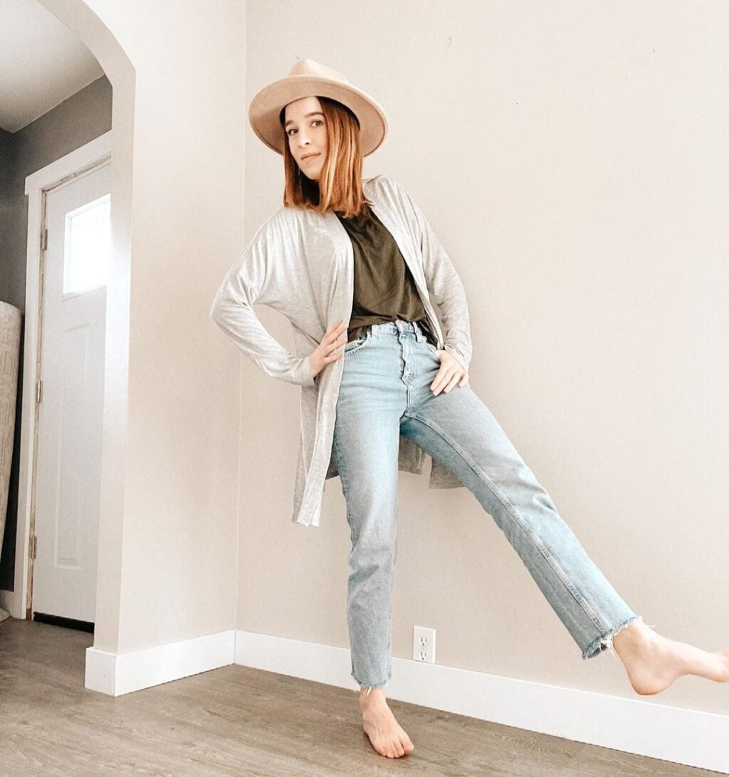 47 Instagram Poses Ideas for Influencers