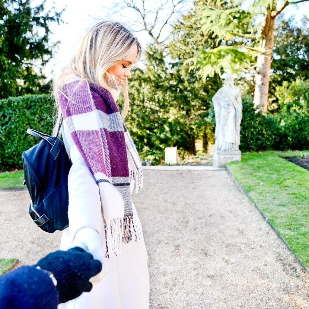 47 Instagram Poses Ideas for Influencers