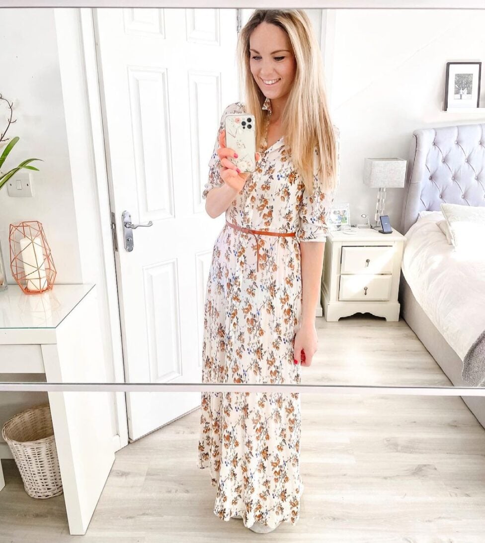 47 Instagram Poses Ideas for Influencers
