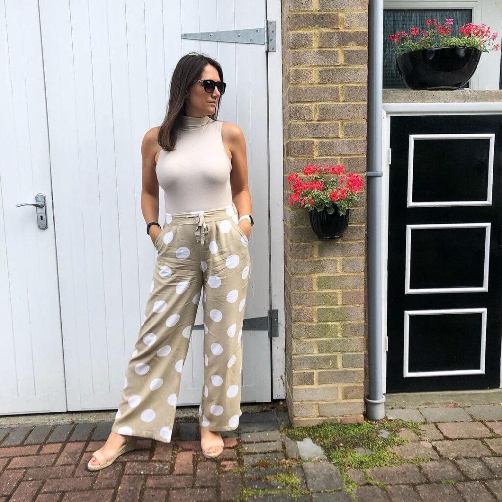 47 Instagram Poses Ideas for Influencers