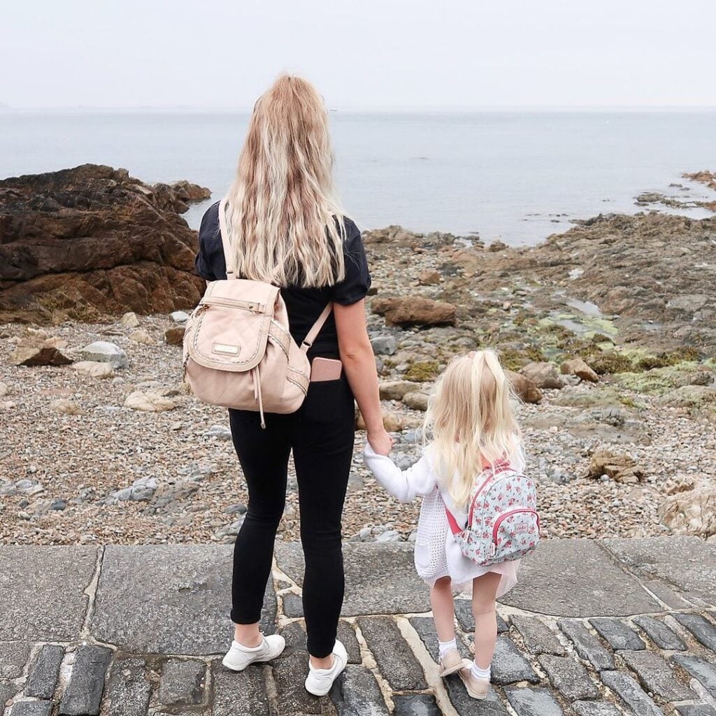 47 Instagram Poses Ideas for Influencers