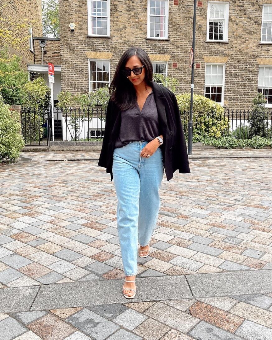 47 Instagram Poses Ideas for Influencers