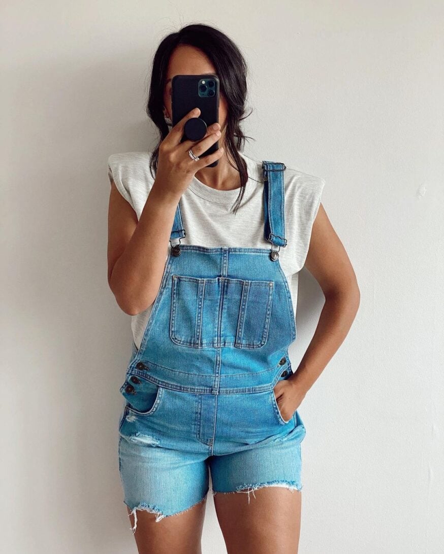 47 Instagram Poses Ideas for Influencers