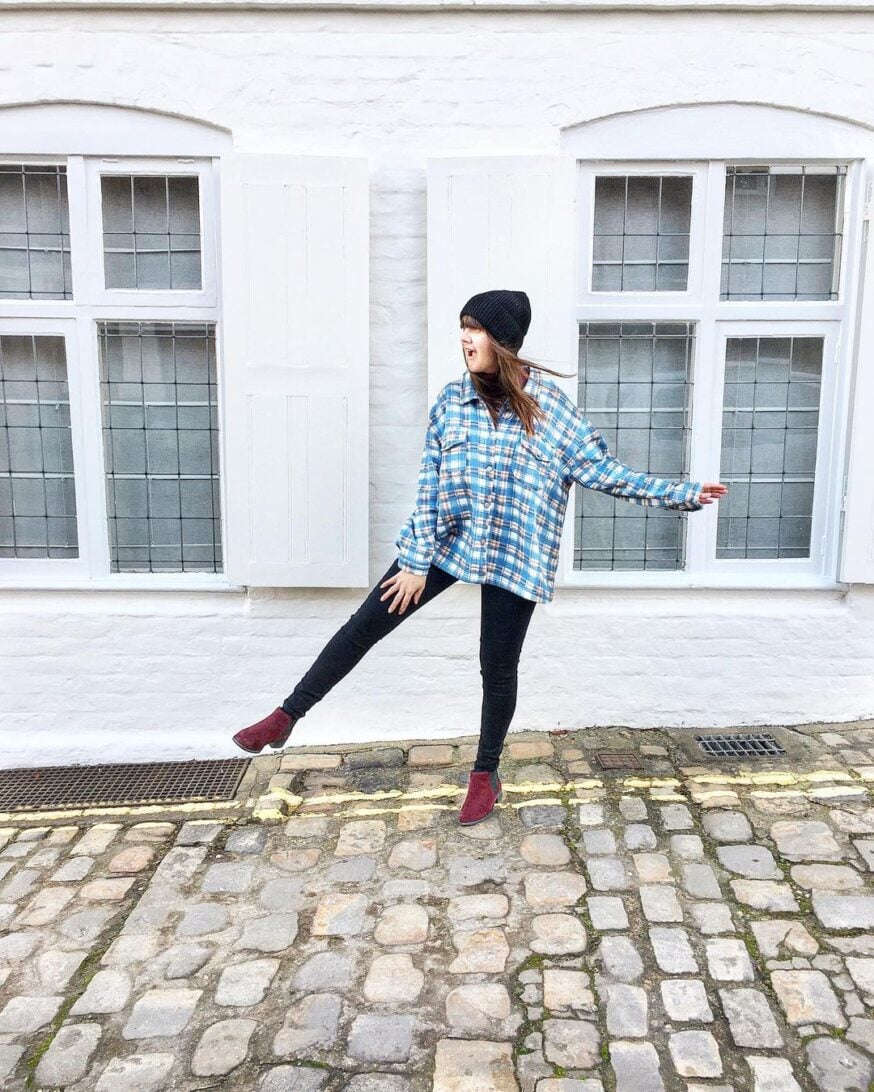 47 Instagram Poses Ideas for Influencers
