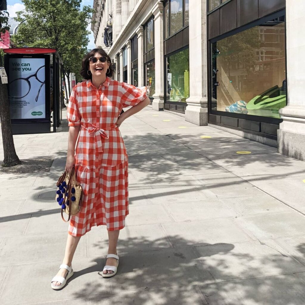 47 Instagram Poses Ideas for Influencers